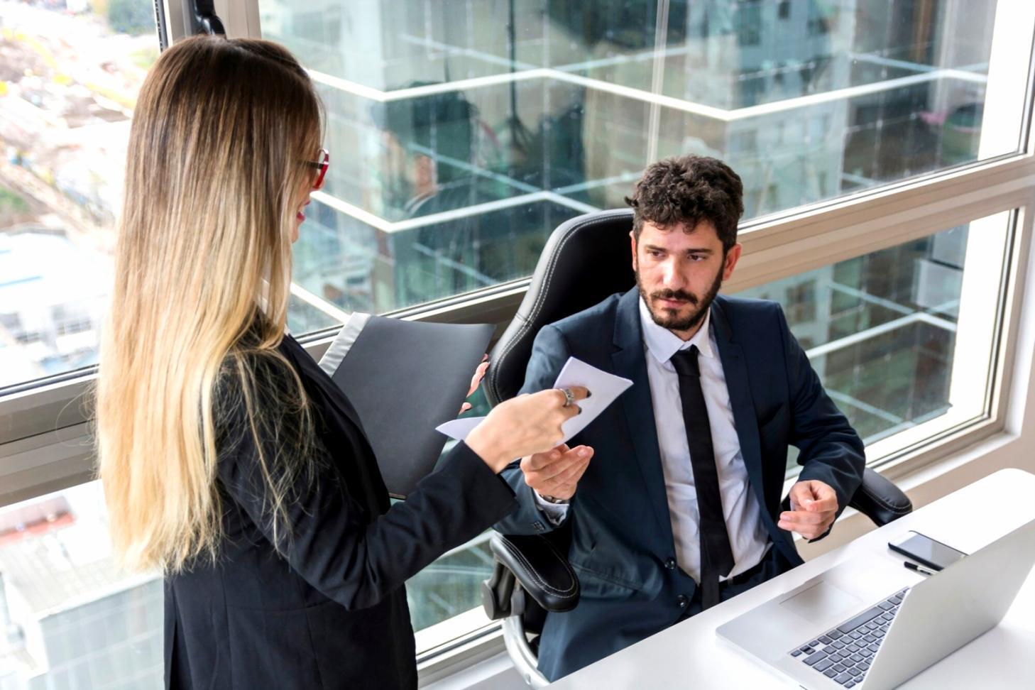 Moderne Büroumgebung mit Finanzteam bei der Zusammenarbeit